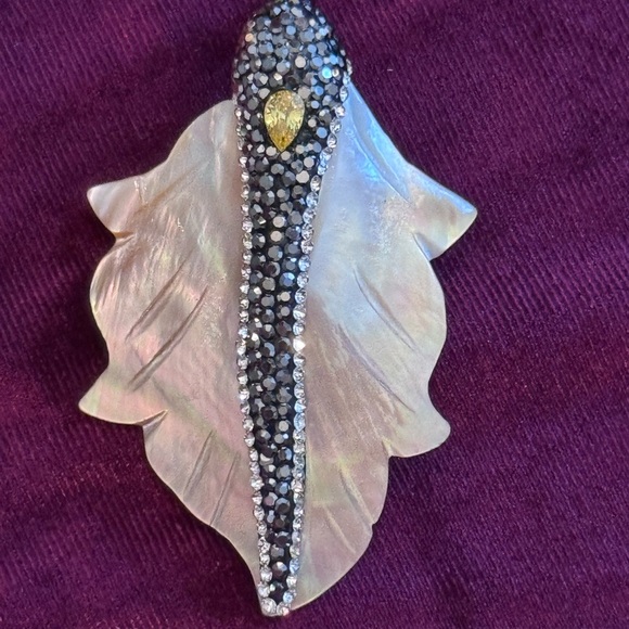 Natural freshwater shell leaf pendant NWT - Picture 5 of 8
